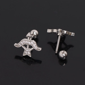 Orecchino a perno freccia Sagittario in argento con intarsi in zirconia bianca