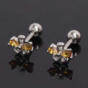 Détail macro de boucles d'oreilles fleur avec zircons jaunes et fermoir à vis
