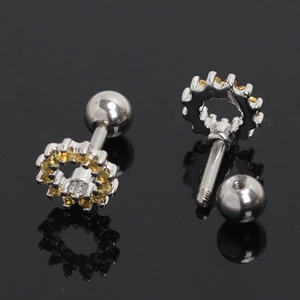 Détail macro du clou d'oreille fleur argenté avec zircons jaunes et fermoir à vis