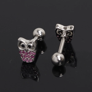 Détails des boucles d'oreilles hibou avec cristaux roses et fermoir à vis sécurisé