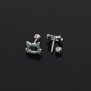 Détail de boucles d'oreilles chat en acier avec zircons verts et fermoir à vis sécurisé