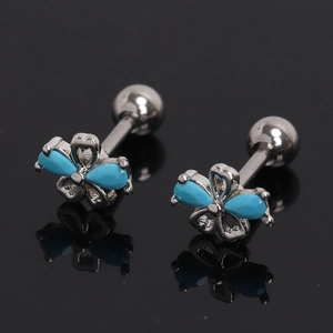 Gros plan de boucles d'oreilles fleur aux pétales bleus et fermoir à vis rond