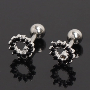 Détail de boucles d'oreilles à vis avec zircons noirs dans un design floral de type halo