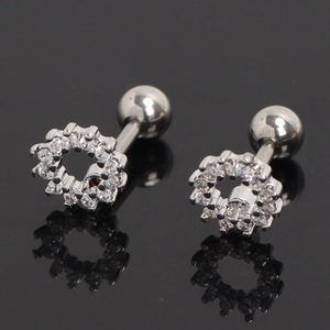 Vue détaillée des boucles d'oreilles fleurs en zircon avec fermoir à vis sphérique