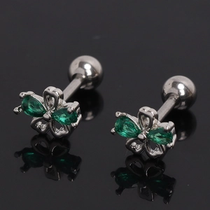 Vue macro de boucles d'oreilles fleurs en zircone vert émeraude et fermoir à vis
