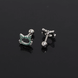Détail de boucles d'oreilles chat argentées avec cristaux verts et fermoir boule
