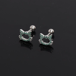 Boucles d'oreilles chat en acier inoxydable avec cristaux verts sur fond noir miroir