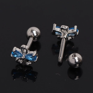 Vue macro de boucles d'oreilles fleurs en gemme bleue avec fermoir à vis sécurisé