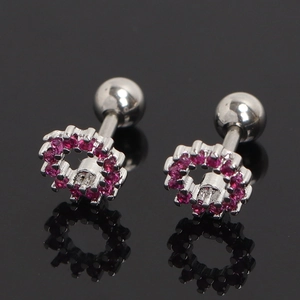 Boucles d'oreilles piercing en acier argenté avec zircons rouges sur surface miroir