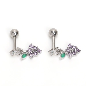 Détail de boucles d'oreilles grappe de raisin en argent avec zircons violets et vis
