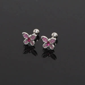 Orecchini a farfalla con zircone rosa e gemma rossa su fondo a specchio nero