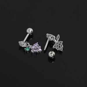 Détail macro de boucles d'oreilles raisin en argent avec zircons violets et verts