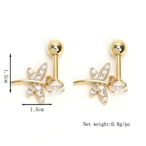 Boucles d'oreilles libellule dorées avec zircons étincelants sur fond blanc