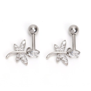 Élégantes boucles d'oreilles libellule en argent avec zircons sur fond blanc épuré