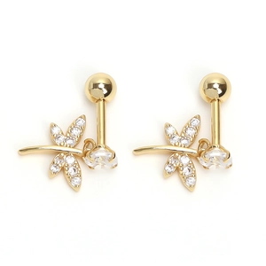 Détail macro de boucles d'oreilles libellule dorées avec zircons et fermoir à boule