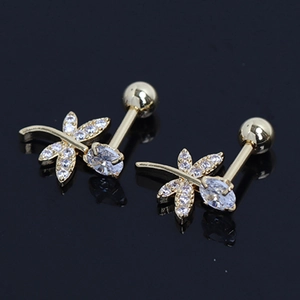 Vue détaillée de boucles d'oreilles libellule dorées avec des pierres en zircone