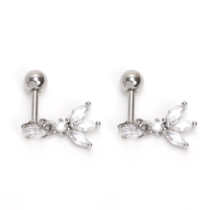 Détail de boucles d'oreilles fleur en acier inoxydable avec zircons marquise et ronds