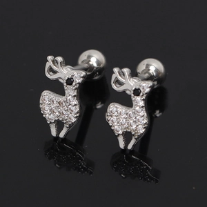 Vue détaillée des boucles d'oreilles renne en argent avec des pierres de zircone cubique