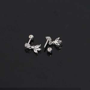 Détail des boucles d'oreilles fleurs en acier inoxydable avec oxydes de zirconium sertis