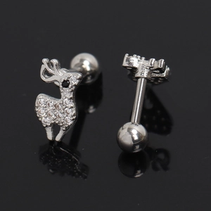 Détail des boucles d'oreilles élan en argent avec zircons pavés et fermoir à vis