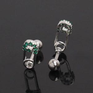 Boucles d'oreilles trombone argentées avec zircons verts sur fond de miroir noir intense