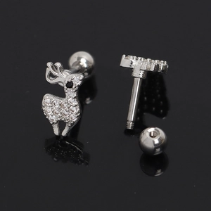 Détails macro des boucles d'oreilles renne en argent avec zircons et fermoir à vis sûr