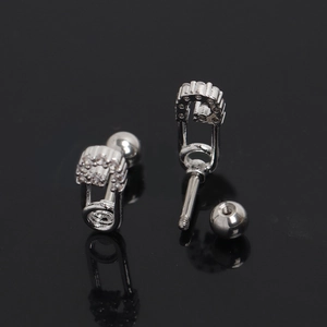 Détails de boucles d'oreilles épingle de sûreté argentées avec zircone et fermoir boule