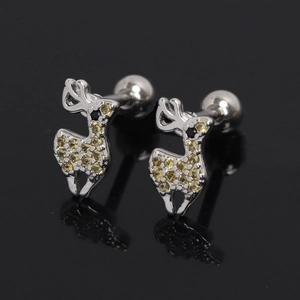 Gros plan des boucles d'oreilles renne avec zircons jaunes et fermoir à vis