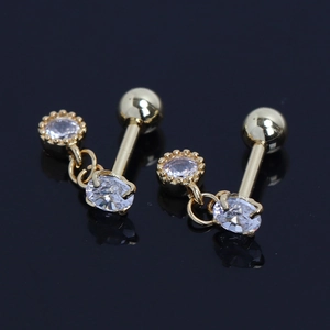Détail de boucle d'oreille barre en or avec oxydes de zirconium et reflet miroir