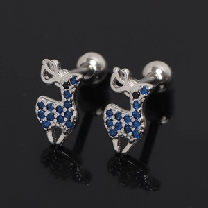 Vue macro de boucles d'oreilles renne en acier avec cristaux pavés bleus et noirs
