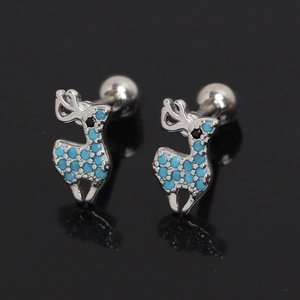 Détail de boucles d'oreilles renne en argent avec pierres bleues et fermoir à vis