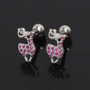 Détail de boucles d'oreilles élan argentées avec zircon rose et fermoir à vis sécurisé