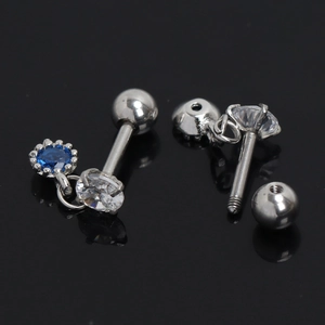 Détail macro de boucles d'oreilles en zircone avec fermoir à vis et structure filetée