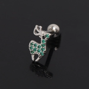 Détail d'une boucle d'oreille renne avec zircone verte et fermoir à vis sécurisé