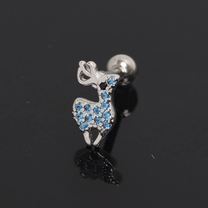 Gros plan d'une boucle d'oreille cerf en argent avec zircons bleus et fermoir à vis