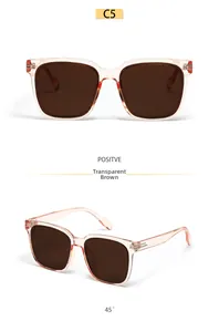 Vues de face et à 45 degrés de lunettes de soleil carrées oversize en marron transparent