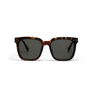 Lunettes de soleil carrées vintage écaille de tortue avec verres gris foncé fond blanc
