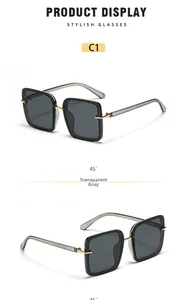 Vue détaillée des lunettes de soleil carrées oversize gris transparent avec accents dorés
