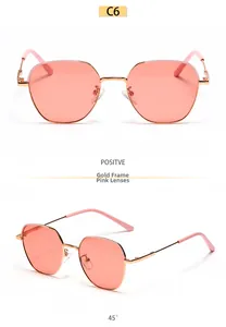 Detailansicht der quadratischen Sonnenbrille mit Goldrahmen und rosa Gläsern im 45-Grad-Winkel