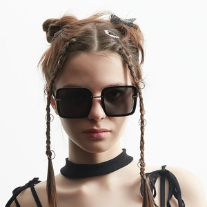 Lunettes de soleil carrées surdimensionnées noires chic avec des accents en métal doré