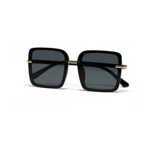Lunettes de soleil carrées noires avec charnières en métal doré et verres gris foncé