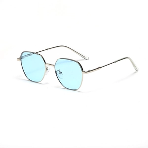Vintage kleine eckige Metallsonnenbrille mit hellblauen Gläsern und Silberrahmen Damen