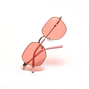 Vintage rechteckige Sonnenbrille mit roségoldenem Metallrahmen und rosa Gläsern