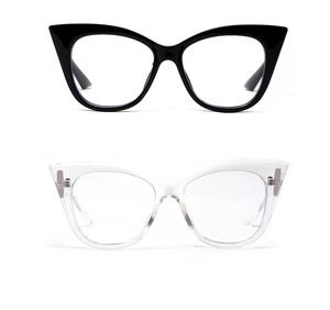 Vergleich von schwarzen und transparenten Cat-Eye-Brillen mit integrierten Nasenpads
