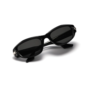Retro-Rechteck-Sonnenbrille in Schwarz mit silbernen Akzenten und Y2K-Ästhetik für 2024