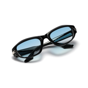 Retro rechteckige schwarze Sonnenbrille mit hellblauen Gläsern für einen Y2K-Mode-Stil