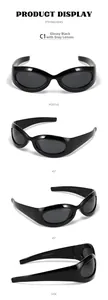 Détail de lunettes de soleil Y2K enveloppantes noir brillant avec verres gris et marquage CE