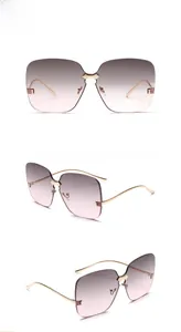 Trois vues de lunettes de soleil sans monture avec verres dégradés vert et rose