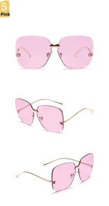 Trois angles de lunettes de soleil rose sans monture avec branches en métal doré sur blanc