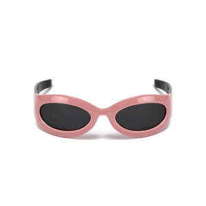 Lunettes de soleil Y2K oversize avec monture rose épaisse et verres noirs sur fond blanc